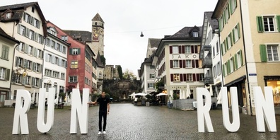 Armin Stucki auf dem Hauptplatz in Rapperswil-Jona, wo seit ein paar Tagen das Motto vom 23. Oktober in grossen weissen Buchstaben steht: «Run, run».