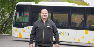 Seit fast 27 Jahren ist Cristiano Giudici für die Verkehrsbetriebe Schaffhausen (vbsh) im Einsatz. «Das Schönste ist für mich, wenn sich die Leute bedanken», so der Busfahrer. Insgesamt sei der ÖV zwar sehr viel moderner, aber auch anonymer geworden. 