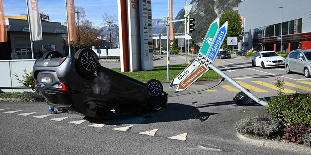 Von der Sonne geblendet: Beim Lichtsignal bei den Einkaufszentren in Mels kommt ein Auto auf dem Dach zu liegen.