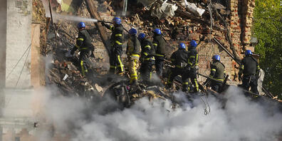 Feuerwehrleute versuchen in Kiew, ein Feuer zu löschen, das von einer Drohne getroffen wurde. Foto: Efrem Lukatsky/AP/dpa