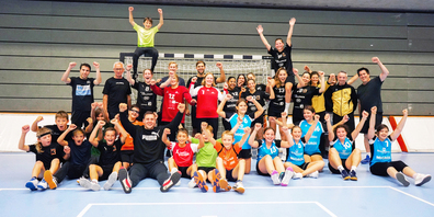 Grosse Begeisterung bei den jungen Handballerinnen und Handballern, die gemeinsam mit vier Spielern aus der 1. Mannschaft der Kadetten trainieren durften.