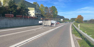 Dadurch kam es während zwei Stunden zu Verkehrsbehinderungen. Es entstand Sachschaden von mehreren tausend Franken.