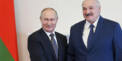ARCHIV - Russlands Präsident Wladimir Putin und der belarussische Präsident Alexander Lukaschenko geben sich die Hand. Foto: Alexei Nikolsky/Pool Sputnik Kremlin/AP/dpa