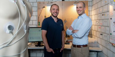 Die Gründer der Nahtlos AG José Näf und Michel Schmid mit den textilbasierten Elektroden für Langzeit EKG's in ihrem Labor in St.Gallen.