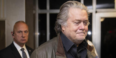 Der ehemalige Chefstratege von Donald Trump, Steve Bannon, verlässt das Gericht in New York. Foto: John Minchillo/AP/dpa