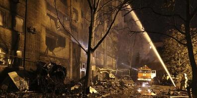 Feuerwehrleute arbeiten am Ort des Einschlags in Jejsk. Foto: Uncredited/AP/dpa