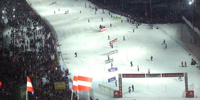 Ski-Rennen unter Flutlicht wie hier in Schladming sollen wegen der Energiekrise ihren Stromverbrauch einschränken. (Archivbild)