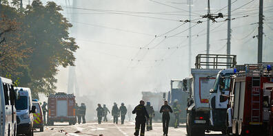 Rettungskräfte sind nach einem russischen Drohnenangriff im Stadtzentrum von Kiew im Einsatz. Foto: -/Ukrinform/dpa