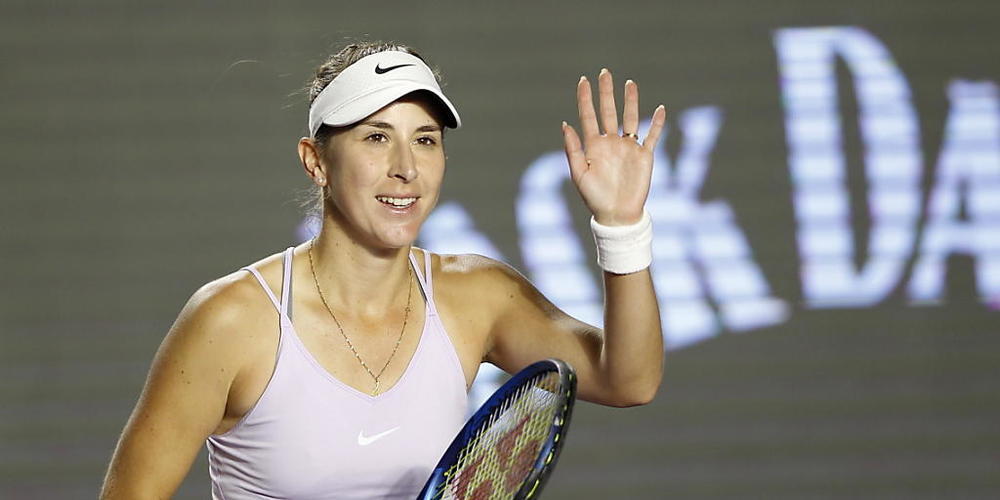 Geschafft: Belinda Bencic winkt nach dem Sieg dem Publikum zu.
