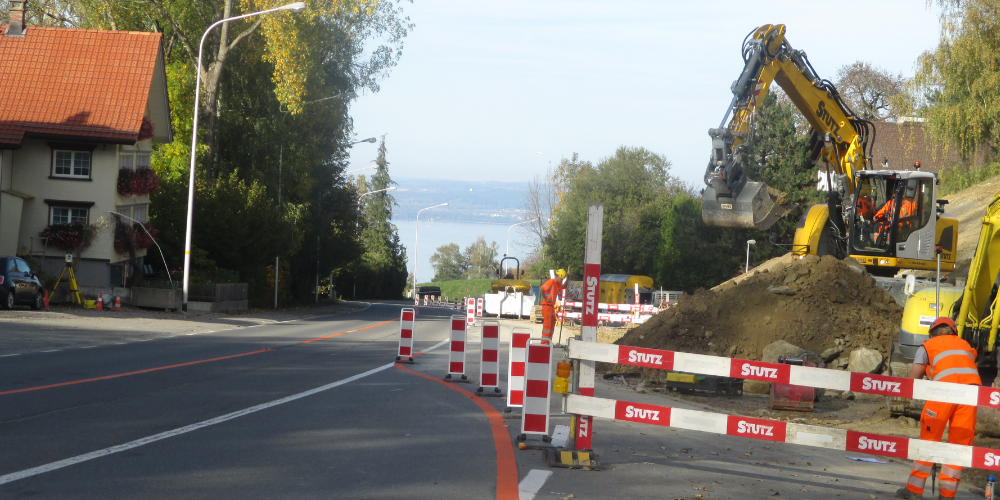 Blick vom Wüschbach bei Heiden in Richtung Wolfhalden: Hier wird der Verkehr von der dritten Spur auf die zweispurige Strecke geleitet, wobei links die frühere Kriechspur zu sehen ist.