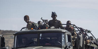 ARCHIV - Äthiopische Regierungssoldaten fahren auf der Ladefläche eines Militär-Lastwagens auf einer Straße in der Nähe von Agula, in der Region Tigray. Foto: Ben Curtis/AP/dpa
