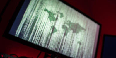 ILLUSTRATION - Polizeibeamte sehen derzeit die Internetkriminalität und Finanzstraftaten weltweit als größte Bedrohungen. Foto: Nicolas Armer/dpa