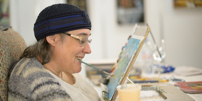 Die Künstlerin Bracha Fischel an einer Ausstellung in der Tonhalle St.Gallen.