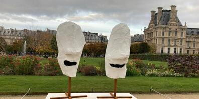 Zwei etwas verloren wirkende Lemurenköpfe von Franz West im Jardin des Tuileries.
