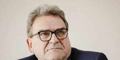 Der Zuger Regierungsrat Beat Villiger (Mitte) zieht sich aus gesundheitlichen Gründen von seinem Amt zurück. (Archivbild)