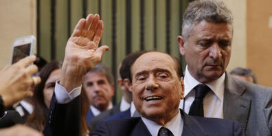 Italiens Ex-Ministerpräsident Silvio Berlusconi wird in Rom von der Presse umringt. Foto: Cecilia Fabiano/LaPresse via ZUMA Press/dpa