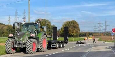 Bei einem Unfall zwischen einem Traktor und einem Motorrad hat sich am Mittwochnachmittag ein Motorradfahrer in Lindau schwer verletzt.
