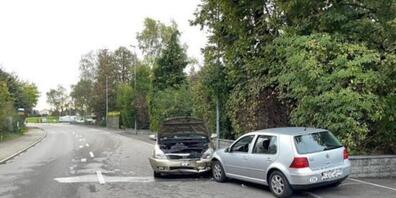In Oberweningen ZH haben sich  bei der Kollision zweier Autos drei Personen verletzt. (Bild: Kantonspolizei Zürich)