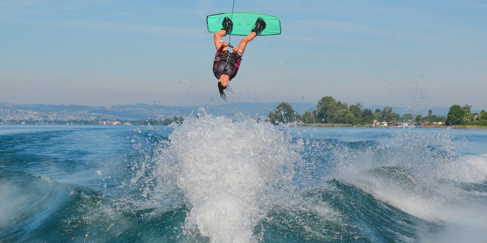Tanja Lanz zeigt einen «Flip» auf dem Wakeboard. 