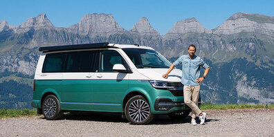 Unterwegs mit dem Podcast-Bus: Moderator Manuel Rothmund besucht bei «Hallo Heidiland» spannende Persönlichkeiten in der gleichnamigen Ferienregion.