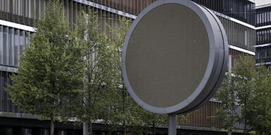 Die SBB setzen weitere Energiesparmassnahmen um. Die Uhr vor ihrem Hauptsitz in Bern leuchtet schon länger nicht mehr. (Archivbild)