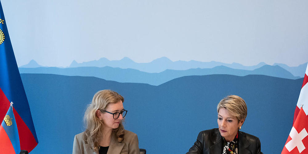 Justizministerin Karin Keller-Sutter (rechts) und die liechtensteinische Regierungschef-Stellvertreterin Sabine Monauni unterzeichneten am Donnerstag ein Abkommen, das den Casino-Tourismus gesperrter Personen verunmöglichen soll.