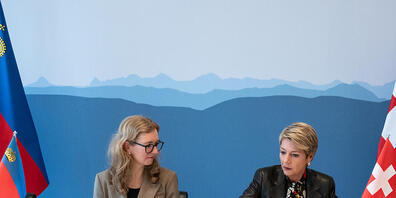 Justizministerin Karin Keller-Sutter (rechts) und die liechtensteinische Regierungschef-Stellvertreterin Sabine Monauni unterzeichneten am Donnerstag ein Abkommen, das den Casino-Tourismus gesperrter Personen verunmöglichen soll.