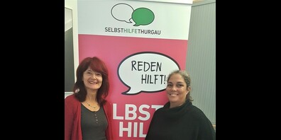 Regina Pauli, die Stellenleiterin der Selbsthilfe Thurgau begrüsst die neue Sekretariatsmitarbeiterin Heidy Lenz. 