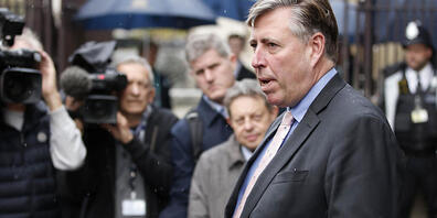 Der Vorsitzende des 1922-Komitees der Konservativen Fraktion im Unterhaus, Graham Brady, spricht mit Journalisten. Die Tory-Fraktion will schnell einen neuen britischen Premierminister oder eine Premierministerin ins Amt heben. Foto: David Cliff/A...
