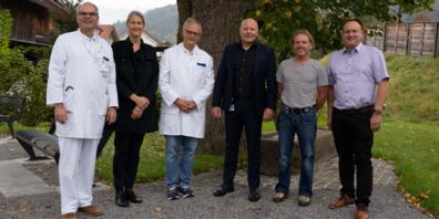 Von links nach rechts: Dr. Yves Crippa, Chefarzt Innere Medizin / Manuela Ortner, Leiterin Pflege & MTT  / Dr. Philipp Rohner, Präsident des Stiftungsrates der Anny Schoeller Stiftung / Dr. Jochen Steinbrenner, CEO / Werner Eggenberger, Gärtner / Niklaus Lippuner, Gemeindepräsident Grabs