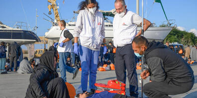 Mitglieder von «Ärzte ohne Grenzen» helfen einem irakischen Mann und seiner Frau. Foto: Valeria Ferraro/SOPA Images via ZUMA Press Wire/dpa