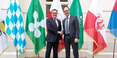 Tirols Landeshauptmann Günther Platter (links) übergibt den Vorsitz der Arbeitsgemeinschaft Alpenländer (Arge Alp) an den St. Galler Regierungsrat Marc Mächler.