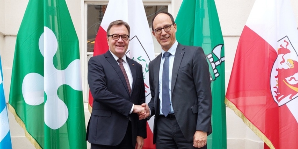 Landeshauptmann Günther Platter (l.) übergibt den Vorsitz der Arge Alp an Regierungsrat Marc Mächler (r.). Im Zentrum des St.Galler Vorsitzjahres steht die «nachhaltige Energie» mit Fokus «Wasserstoff im Alpenraum».