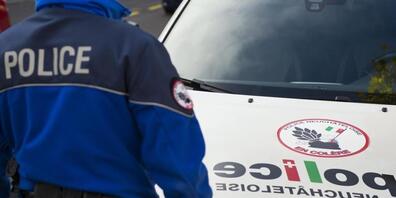 Neben Patrouillen der Kantonspolizei Neuenburg standen auch die Feuerwehr, Notarzt und Sanitäter sowie Spezialisten der chemischen Spurensicherung im Einsatz. (Symbolbild)