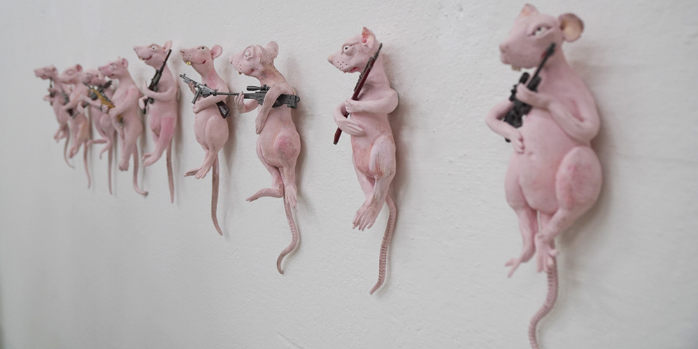 Ratten mit Gewehren in den Händen, aufgrund der aktuellen Ereignisse.