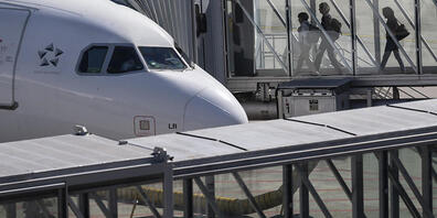 Ein 34-jähriger Drogenschmuggler versuchte, mit über einem Kilogramm Kokain durch den Flughafen Zürich weiterzureisen. Polizisten wurden jedoch auf ihn aufmerksam. (Symbolbild)