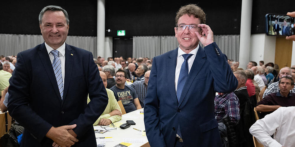 Die Berner klopfen mit zwei Kandidaturen an die Tür zum Bundesratszimmer: Ständerat Werner Salzmann  (links) und Nationalrat Albert Rösti (rechts) an der Nominationsversammlung der kantonalen SVP vom Donnerstagabend in Kirchberg. (Archivbild)