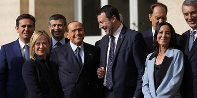 Giorgia Meloni, Silvio Berlusconi, Matteo Salvini, Licia Ronzulli und weitere Mitglieder der Rechtskoalition vor dem Präsidentenpalast nach einem Treffen mit dem italienischen Staatspräsidenten Mattarella. Foto: Alessandra Tarantino/AP/dpa