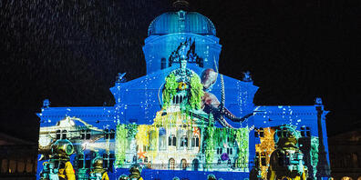 Das Bundeshaus wird am Freitagabend anlässlich der Hauptprobe der Projektion "Rendez-vous Bundesplatz", Point Nemo, beleuchtet.
