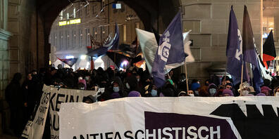 Erstmals seit 2015 ist in Bern am Samstagabend wieder ein antifaschistischer Abendspaziergang durchgeführt worden. Gut tausend Personen beteiligten sich an der unbewilligten Kundgebung.