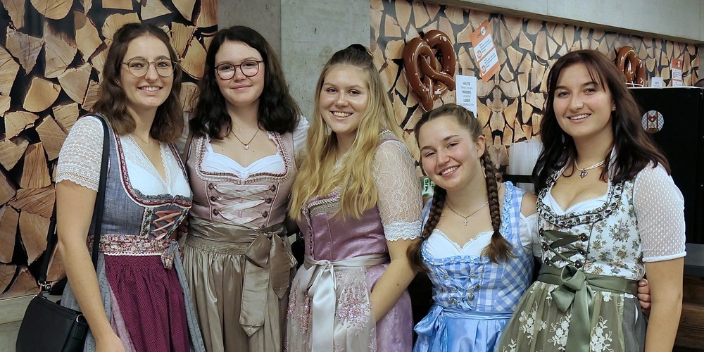Die feschen Madln in ihren schönen Dirndln waren eine Augenweide