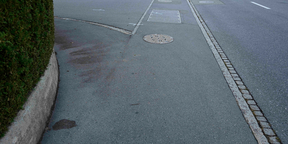Zusammengestossen: Nach einer Kollision mit einem Auto muss ein siebenjähriger Velofahrer durch den Rettungsdienst ins Spital gebracht werden.