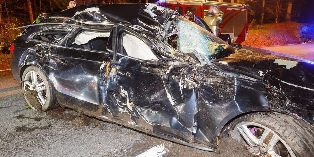 Aus diesem Wrack wurde der Fahrer verletzt, aber lebendig geborgen