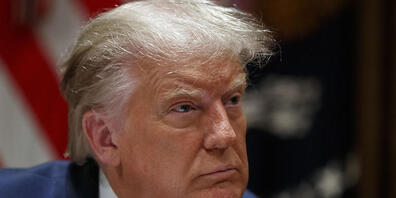 ARCHIV - Donald Trump, Präsident der USA, nimmt an einem Treffen mit US-amerikanischen Arbeitnehmern aus der Technikbranche im Konferenzraum des Kabinetts im Weißen Haus teil. Foto: Alex Brandon/AP/dpa