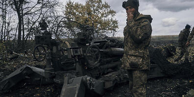 Ukrainische Soldaten feuern aus einer von den USA gelieferten Haubitze M777. Foto: Libkos/AP/dpa