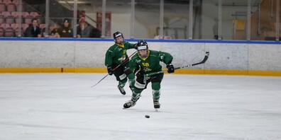 Zwei HC Thurgau Ladies auf dem Eisfeld.