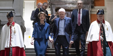 Simonetta Sommaruga mit ihrem Ehemann Lukas Hartmann (Dritter von rechts) im Bundeshaus nach ihrer Wahl zur Bundespräsidentin am 11. Dezember 2019.
