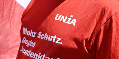 Bauarbeiterinnen und Bauarbeiter demonstrierten bereits im Sommer für bessere Arbeitsbedingungen. (Archivbild)