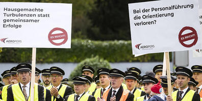 Die Swiss-Piloten wollen bessere Arbeitsbedingungen. Im Bild eine Protestaktion von Ende September in Kloten. (Archivbild)