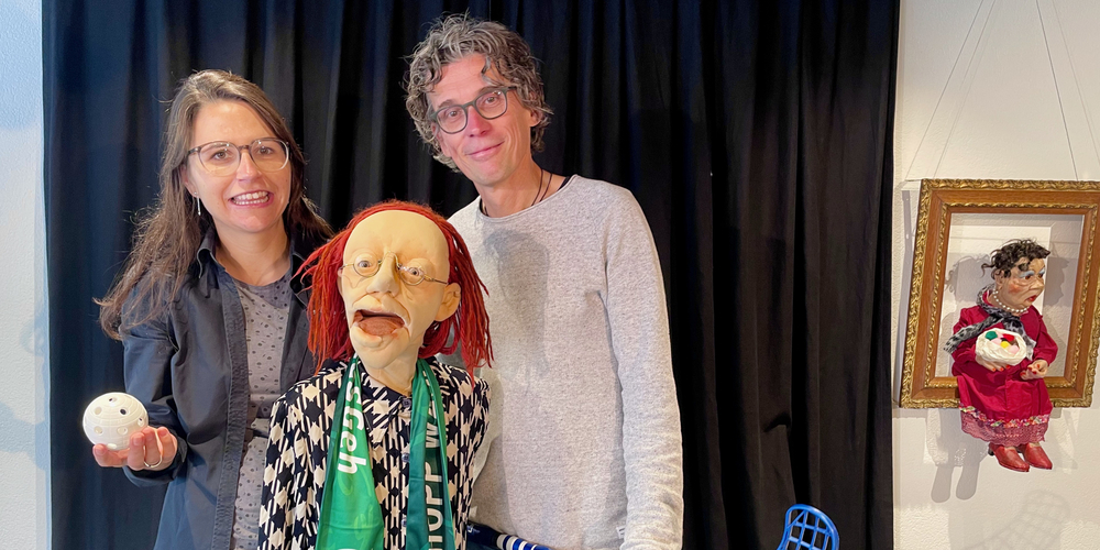 Natalie Löhrer, Vorstandsmitglied des UHC Waldkirch-St.Gallen, und Stephan Zbinden, Co-Leiter Figurentheater St.Gallen, freuen sich über die Zusammenarbeit.